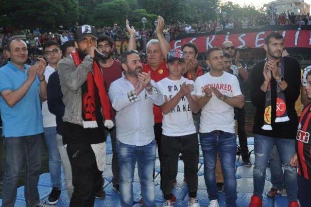 Eskişehirspor Taraftarlarından Meşaleli Kuruluş Yıldönümü Kutlaması