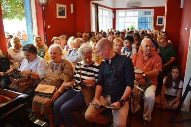 &Uuml;nl&uuml; Piyano Virt&uuml;&ouml;z&uuml; G&uuml;lsin Onay Ayvalık&rsquo;ta Konser Verdi 2