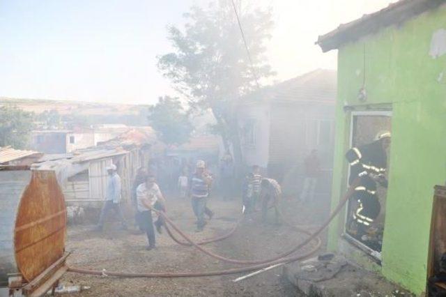 Evinin Yanışını G&ouml;zyaşlarıyla Izledi 1