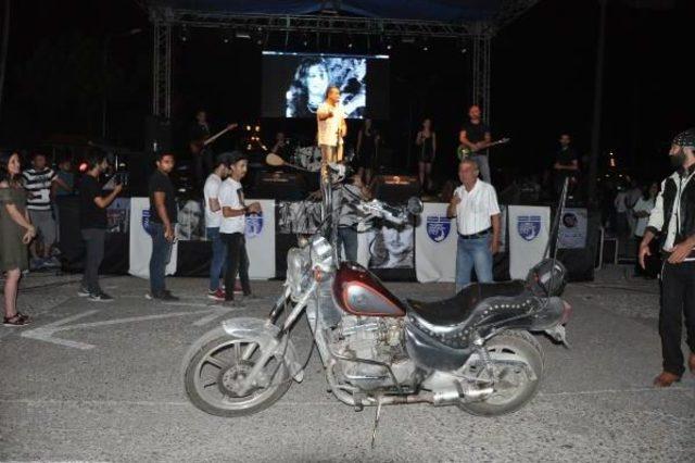 Haluk Levent, Barış Akarsu Anısına Düzenlenen Konserde Sahneye Çıktı