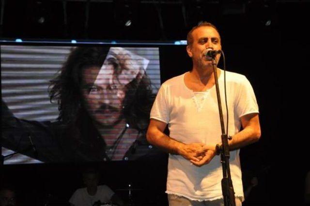 Haluk Levent, Barış Akarsu Anısına Düzenlenen Konserde Sahneye Çıktı