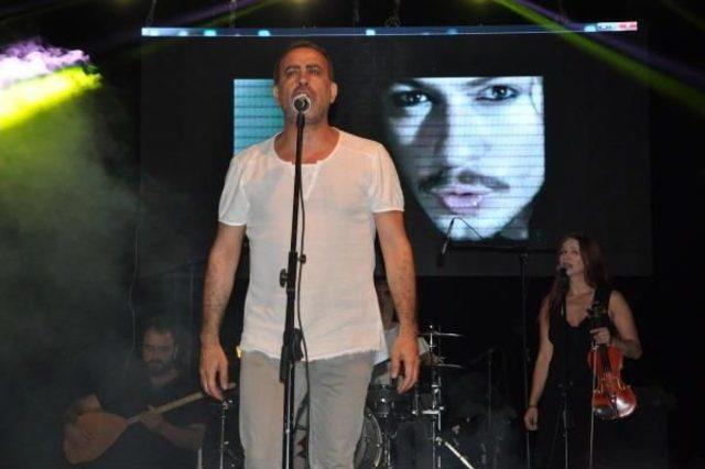 Haluk Levent, Barış Akarsu Anısına Düzenlenen Konserde Sahneye Çıktı