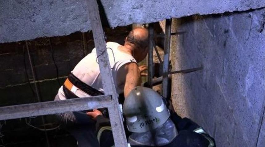 D&uuml;ş&uuml;rd&uuml;ğ&uuml; Cep Telefonunu Almak I&ccedil;in Indiği Kuyuda Mahsur Kaldı&nbsp;