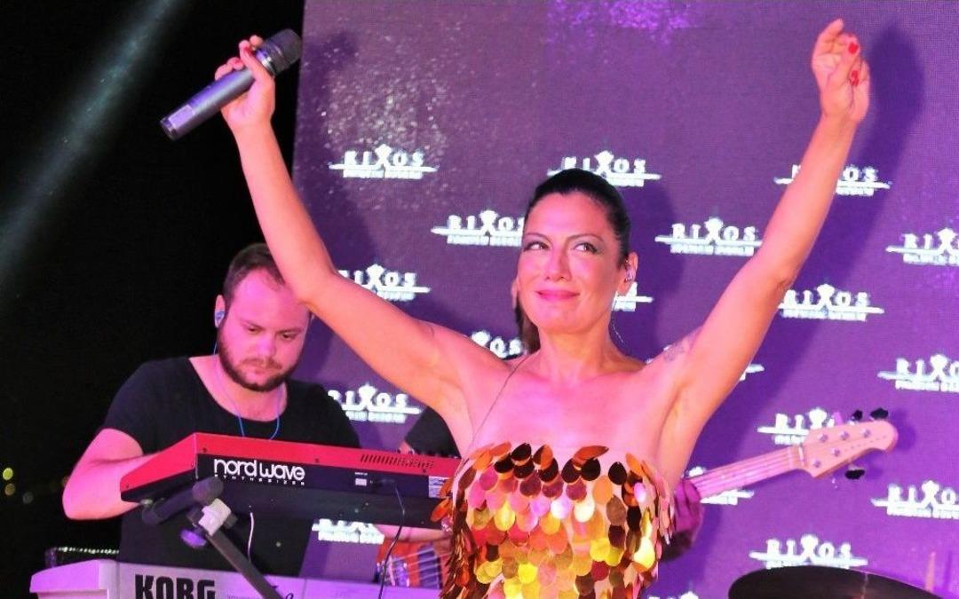 Sibel T&uuml;z&uuml;n Yalın Ayak Konser Verdi