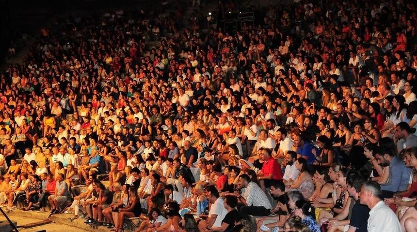 Sertap Erener Konserini Bir T&uuml;rl&uuml; Bitiremedi