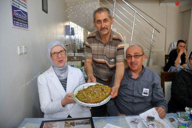 Eski Bakan Dr. Sema Ramazanoğlu’ndan Karacasu Pidesine Övgü