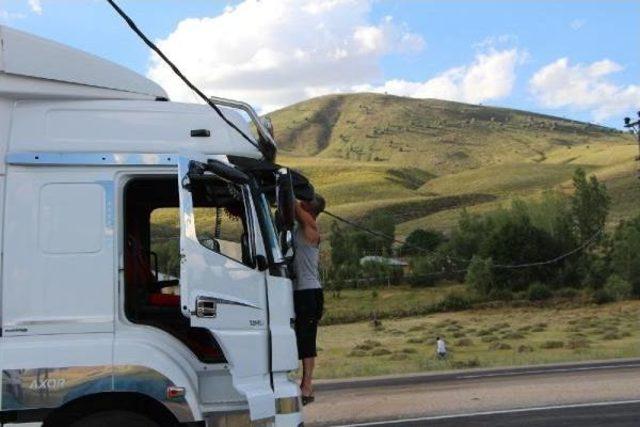 Karayoluna Düşen Elektrik Kablosuna Sırıklı Çözüm