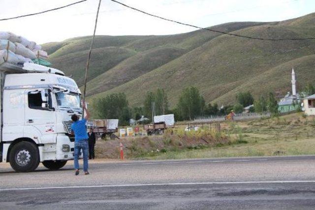 Karayoluna Düşen Elektrik Kablosuna Sırıklı Çözüm