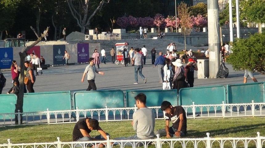 (&ouml;zel Haber) Taksim&rsquo;de G&uuml;peg&uuml;nd&uuml;z Bonzai İ&ccedil;en Gen&ccedil;ler Kendinden Ge&ccedil;ti