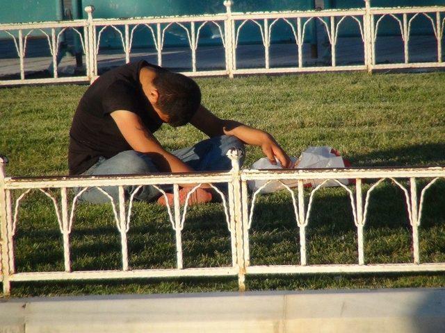 (&ouml;zel Haber) Taksim&rsquo;de G&uuml;peg&uuml;nd&uuml;z Bonzai İ&ccedil;en Gen&ccedil;ler Kendinden Ge&ccedil;ti 1