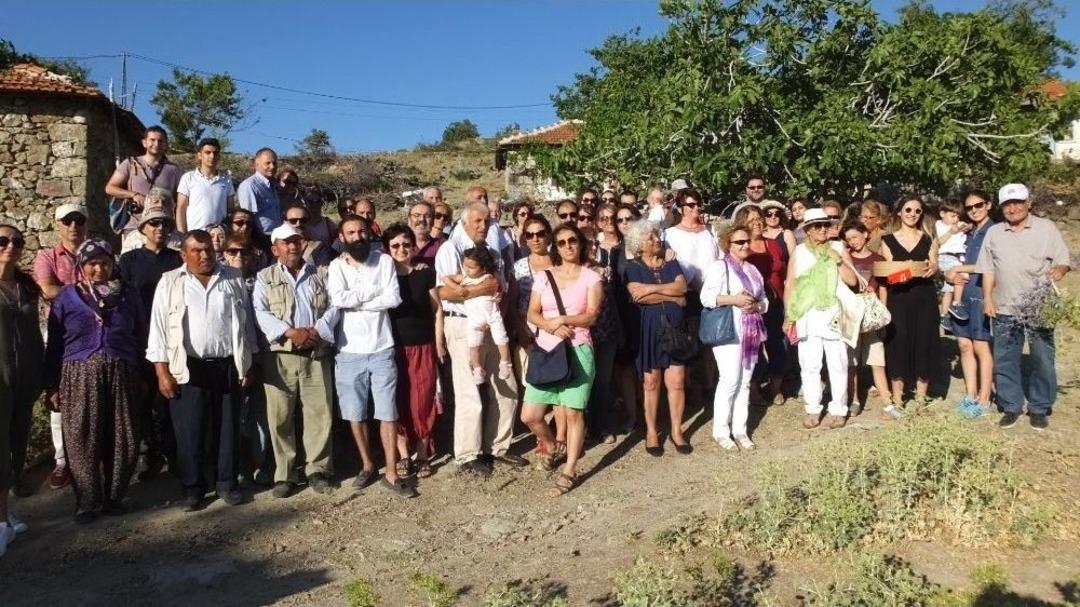 Gen&ccedil; Fotoğraf&ccedil;ı Tez Konusu Yaptığı K&ouml;yde Sergi A&ccedil;tı