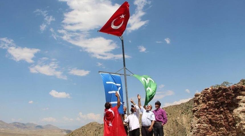 15 Temmuz&rsquo;u Unutmayan Kaleboğazlılar Kaleye Bayrak Diktiler