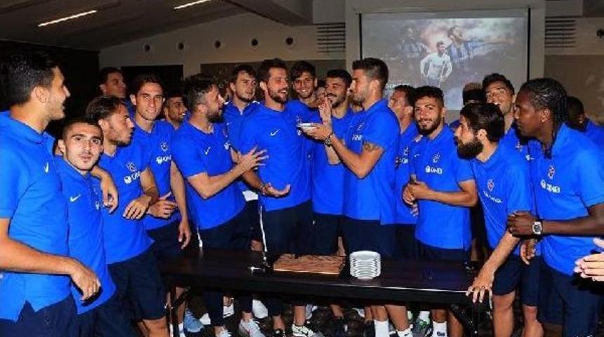 Trabzonsporlu Uğur Demirok'a Yaşg&uuml;n&uuml; Kutlaması