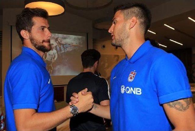 Trabzonsporlu Uğur Demirok a Yaşg&uuml;n&uuml; Kutlaması 1