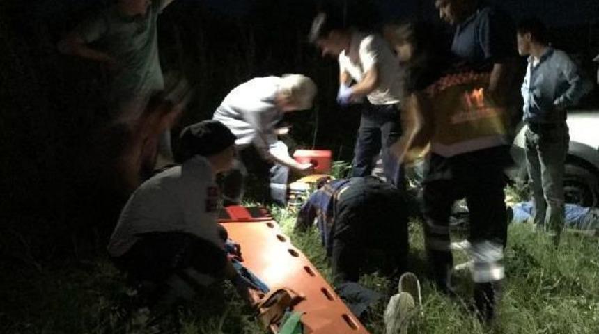 Otomobil, Hafif Ticari Araca Arkadan &Ccedil;arptı: 5 Yaralı