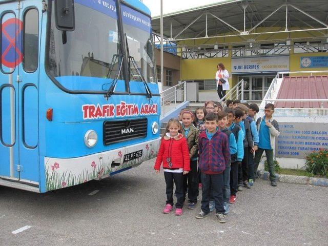 Öğrenciler Trafik Eğitimini ‘eğitim Otobüsünde’ Alıyor