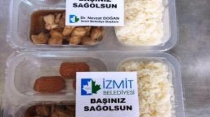 İzmit Belediyesi&rsquo;nden 4 Bin Kişilik Cenaze Yemeği