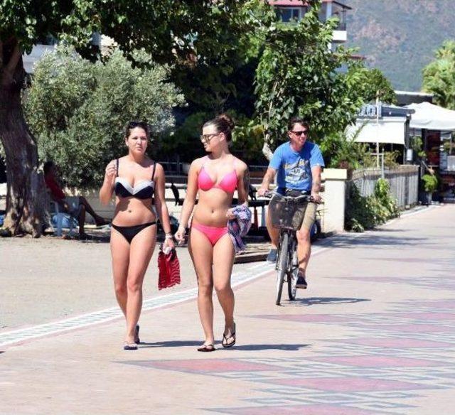 Marmaris'te Bunaltıcı Sıcakta Plajlarda Renkli Görüntüler