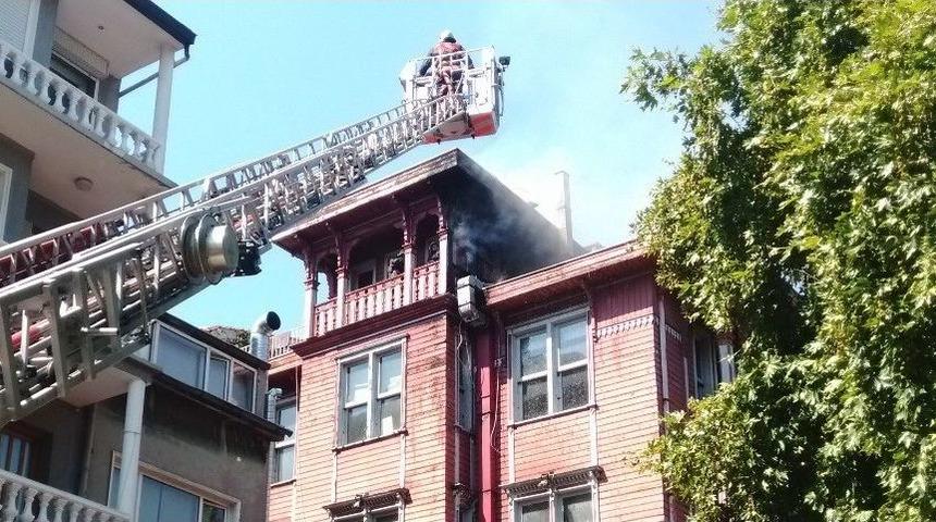 Arnavutk&ouml;y&rsquo;de Ahşap Binanın &Ccedil;atısında Yangın