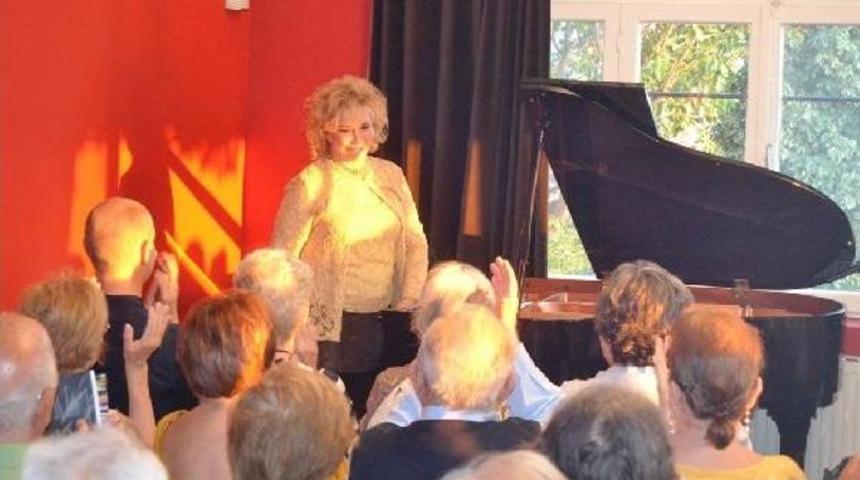 G&uuml;lsin Onay'dan Ayvalık'ta Resital