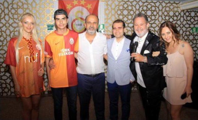 Antalya'da Galatasaray Kaptanı Selçuk İnan'ın Formasına 10 Bin Tl