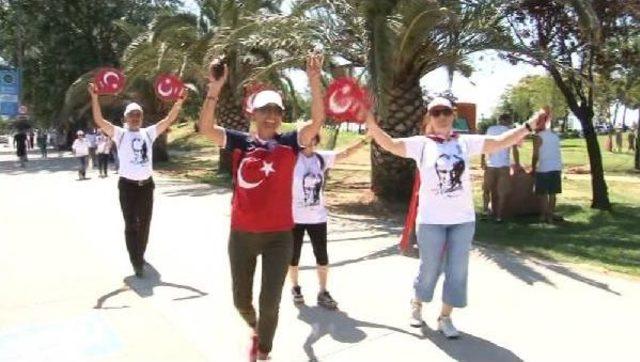 Kılı&ccedil;daroğlu na Eşlik Edenler Miting Alanına Y&uuml;r&uuml;meye Başladı 1