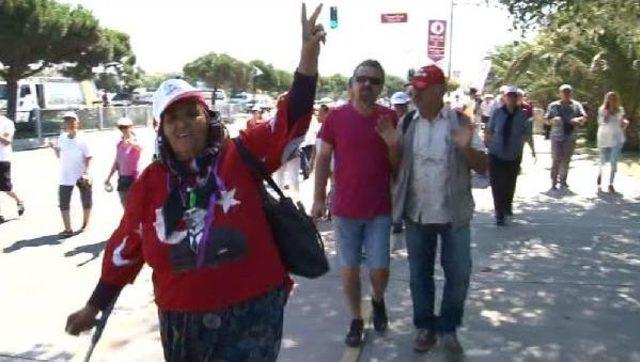 Kılı&ccedil;daroğlu na Eşlik Edenler Miting Alanına Y&uuml;r&uuml;meye Başladı 2