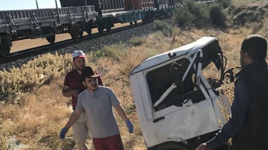 Malatya&rsquo;da Y&uuml;k Treni İle Kamyonet &Ccedil;arpıştı: 1 &Ouml;l&uuml;, 1 Yaralı