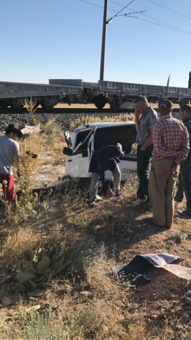 Malatya’da Yük Treni İle Kamyonet Çarpıştı: 1 Ölü, 1 Yaralı