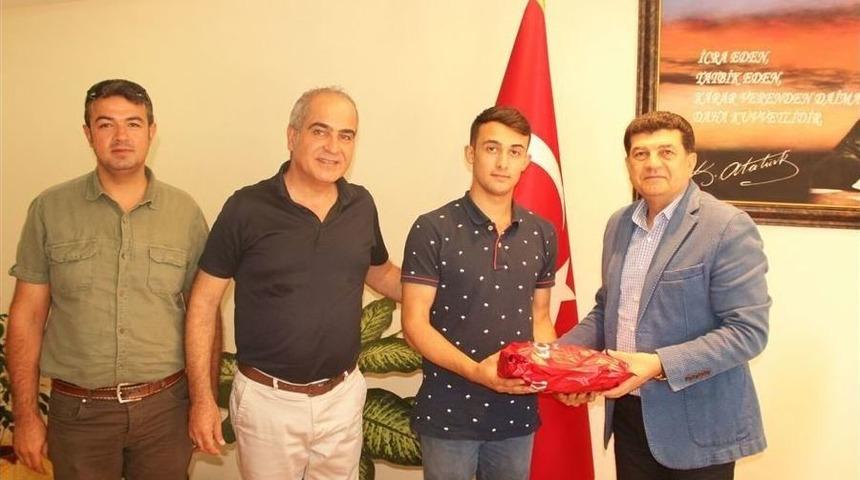 Aydın&rsquo;da &Ccedil;ocuk Evlerinde Kalan Mertcan, Başarısı İle G&ouml;z Doldurdu