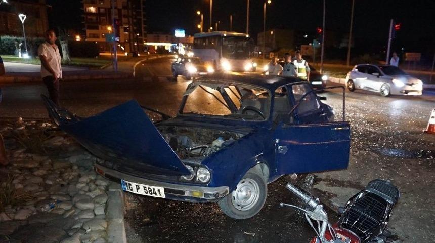 Edremit&rsquo;te Aynı Kavşak, Yine Kaza: 2 Yaralı