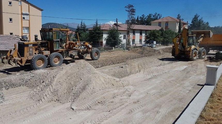 Korkuteli&rsquo;de Alt Yapısı Tamamlanan Mahallelerin Yollarına Asfalt &Ccedil;alışması