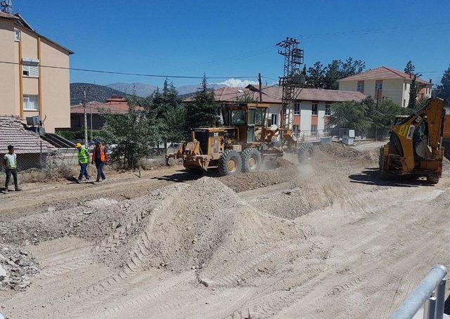 Korkuteli’de Alt Yapısı Tamamlanan Mahallelerin Yollarına Asfalt Çalışması