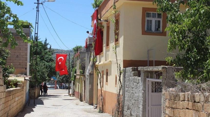 Adıyamanlı Şehidin Evine Ve Sokaklara T&uuml;rk Bayrakları Asıldı