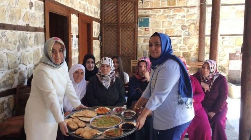 Kadınlardan İmece Us&uuml;l&uuml; Yaz Tatlısı