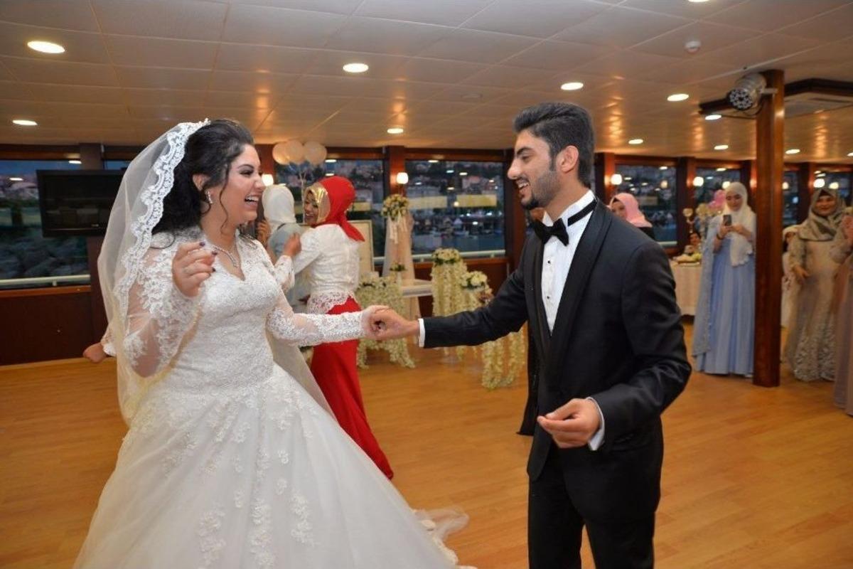 Suudi &Ccedil;ift Deniz Ortasında D&uuml;ğ&uuml;n Yaptı