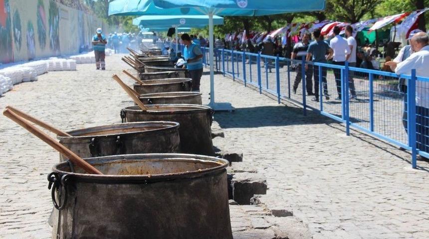 Hazırlığı Bir Hafta S&uuml;ren 50 Kazan Pilavı Yarım Saatte T&uuml;kettiler