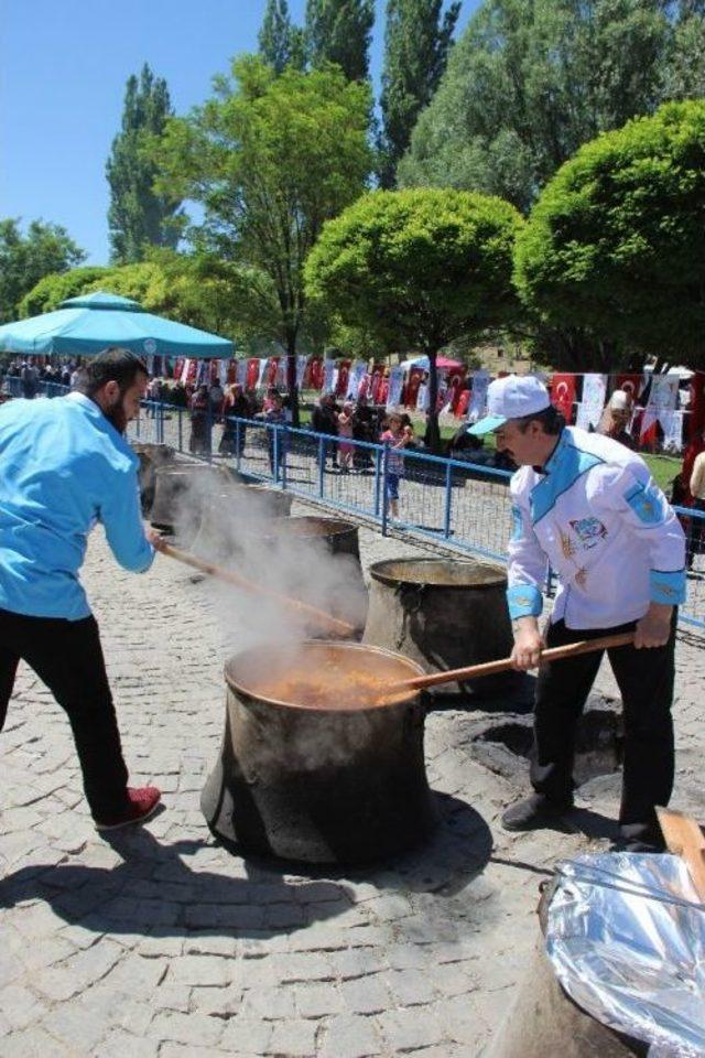 Hazırlığı Bir Hafta Süren 50 Kazan Pilavı Yarım Saatte Tükettiler