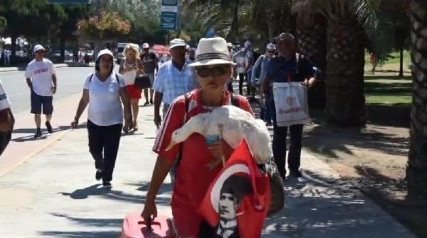 Adalet Mitingi'ne Kucağında &Ouml;rdeğiyle Gitti...