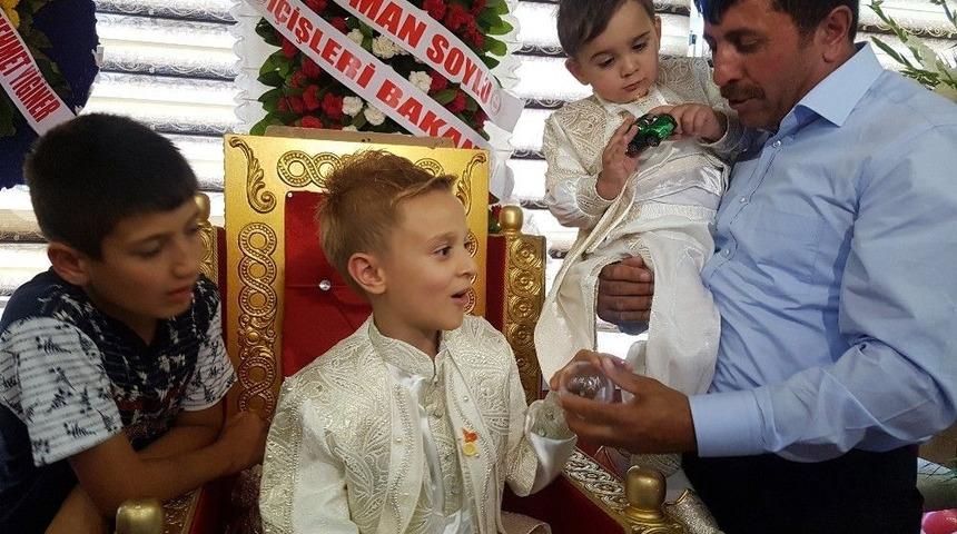 Şehidin Oğullarının S&uuml;nnet D&uuml;ğ&uuml;n&uuml;ne Y&uuml;zlerce Kişi Katıldı