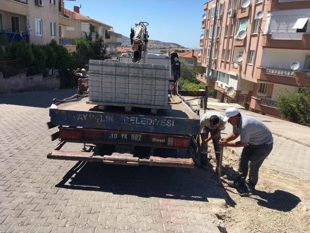 Ayvalık Belediyesi&rsquo;nden 150 Evlere Asfalt Ve Bord&uuml;r
