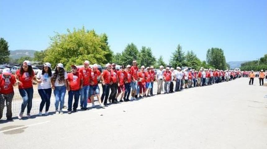 Bursa'da D&uuml;nyanın En Uzun Horon Halkası Denemesi Yapıldı