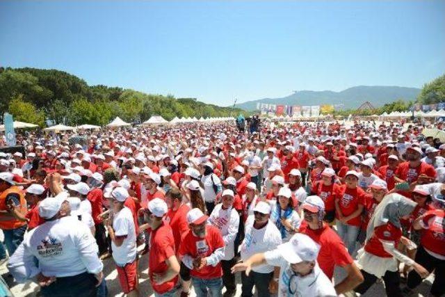 Bursa'da Dünyanın En Uzun Horon Halkası Denemesi Yapıldı