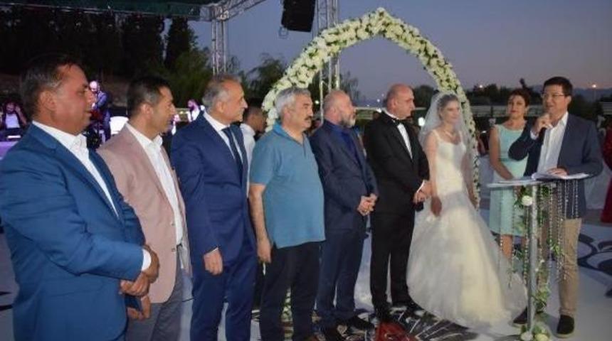 Gelin Ve Damadı Havuza Attılar