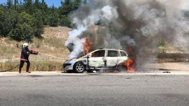 Otomobil, Piknik Yolunda Alev Alıp Yandı