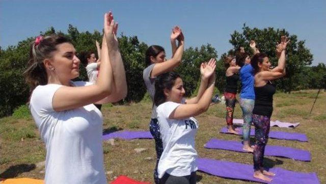 600 Rakımlı Elmalı'da Yoga Seansı