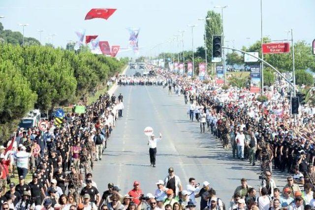 Kılıçdaroğlu Son 1 Kilometre Yürüyüşü Için Dinlenme Noktasında