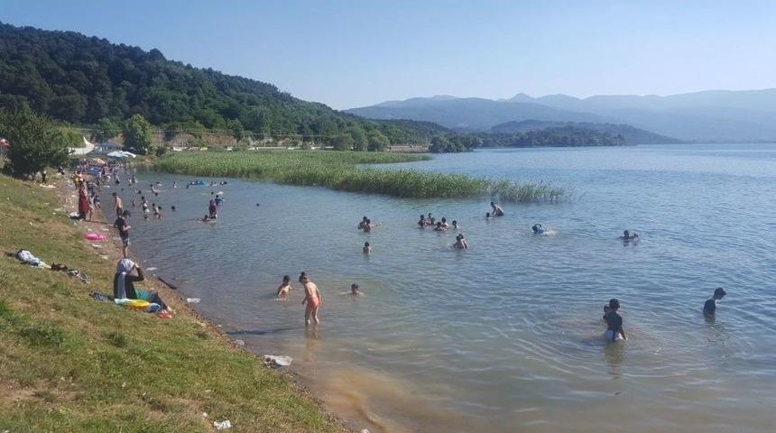 Sapanca G&ouml;l&uuml;&rsquo;nde Tehlikeye Aldırış Etmeden Y&uuml;z&uuml;yorlar
