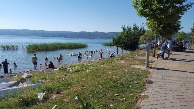 Sapanca G&ouml;l&uuml;&rsquo;nde Tehlikeye Aldırış Etmeden Y&uuml;z&uuml;yorlar 1