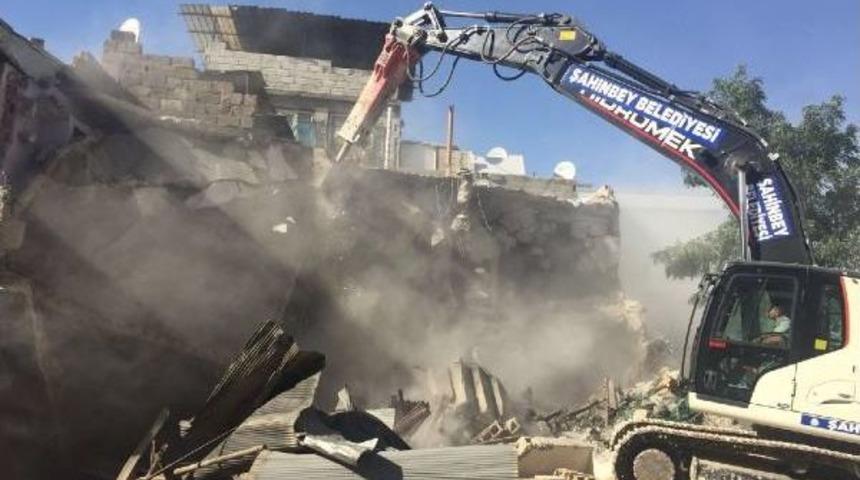 Gaziantep'te Evin Duvarının Yıkılma Anları Kamerada (2)